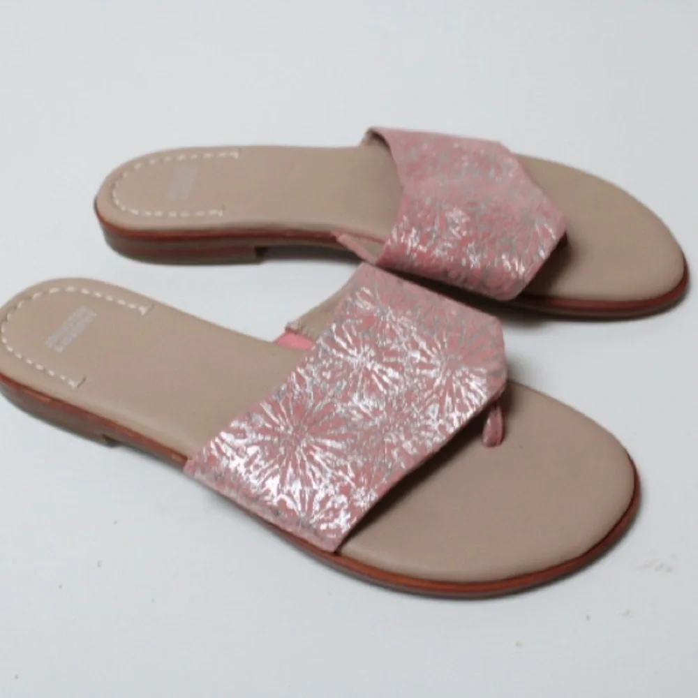 NWOT Johnston & Murphy pink embossed sandals